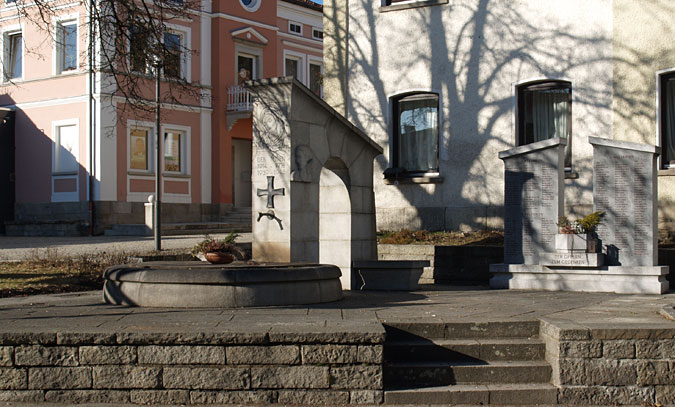 Der Brunnkorb im Zentrum von Büchlberg
